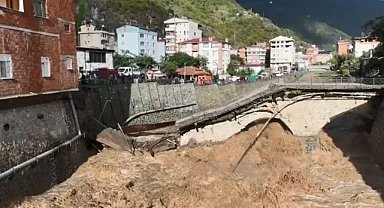 Artvin'de sel suları asırlık tarihi köprüyü yıktı