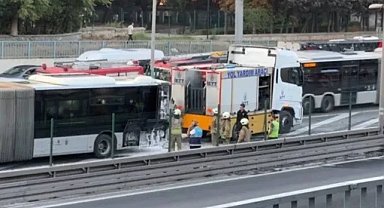 Bayrampaşa'da metrobüste yangın! Seferler aksadı!