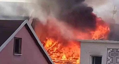 Bursa’da 3 katlı binanın çatısı alev alev yandı