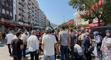 Bursa’nın merkezinde feci kaza! İki kadına motosiklet çarptı!