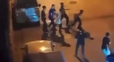 Kalabalık bir grup tarafından darp edilen genç esnafa sığındı