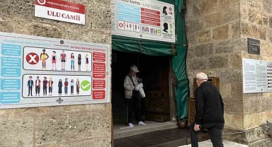 Tarihi cami ziyaretlerine kıyafet mecburiyeti getirildi