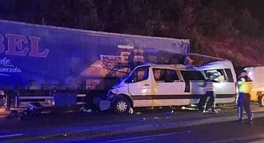 Tarım işçilerini taşıyan minibüs TIR'a çarptı: 3 kişi öldü, 16 kişi yaralandı