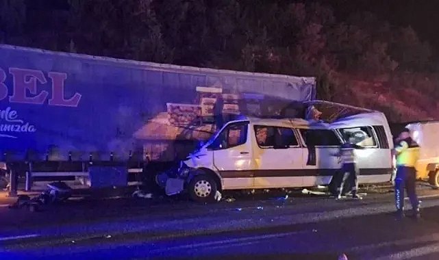 Tarım işçilerini taşıyan minibüs TIR'a çarptı: 3 kişi öldü, 16 kişi yaralandı