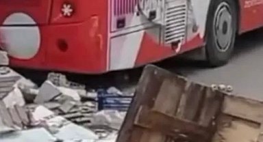 BURSA'DA Çift Katlı Otobüs Dehşeti: Manav Dükkanına Daldı! Yaralı Var mı?