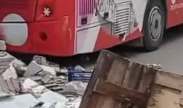 BURSA'DA Çift Katlı Otobüs Dehşeti: Manav Dükkanına Daldı! Yaralı Var mı?