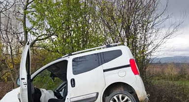 Bursa'da Yoldan Çıkan Otomobil Ağaca Çarptı! 