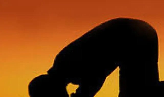 Tilavet Secdesi Rehberi 2025: Secde Ayeti Duyunca Ne Yapılır? Adım Adım Uygulama