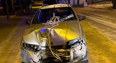 Bursa’da otomobil direğe çarptı