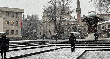 Bursa’da şehir merkezinde kar sürprizi! Uludağ’a çıkacaklar dikkat