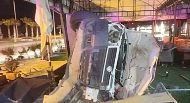 Hafif ticari araç, mağazaya girdi; 2 yaralı