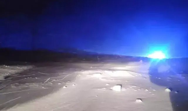 Tünel girişine çığ düştü: Yol ulaşıma kapandı