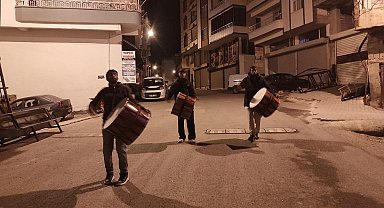 40 yıldır halay davulu çalarak sahura uyandırıyorlar