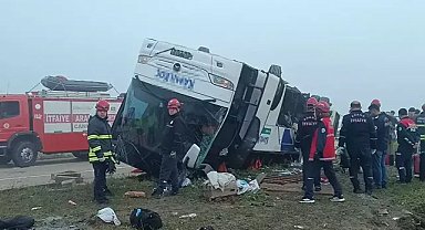 Adana'da bayram yolunda korkunç kaza: 2 ölü, 20 yaralı var