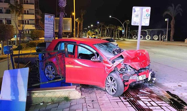 Alanya’da iki otomobil çarpıştı: 3 yaralı