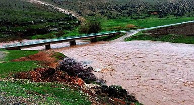 Araban’da etkili olan sağanak yağış Sıtma Pınar Çayı’nın debisini arttırdı