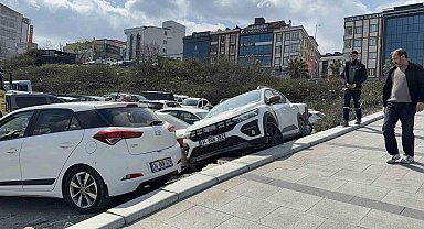 Arnavutköy’de park etmek isterken araçların üzerine çıktı