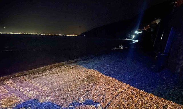Balık tutmak için açılan kayık battı, baba-oğul ölümden döndü