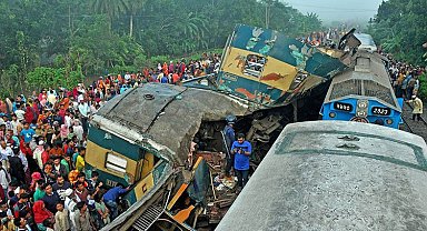 Bangladeş'te otobüs ile tren çarpıştı: 12 ölü