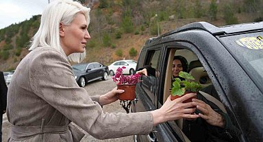 Başkan Subaşı, mezarlık ziyaretinde vatandaşlara çiçek dağıttı