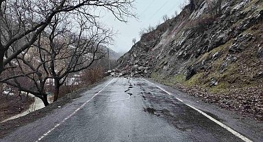 Beytüşşebap’ta heyelan nedeniyle 11 yerin yolu ulaşıma kapandı