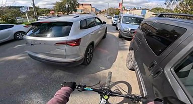 Bisikletli gencin önünü kesti! Kesilen ceza dudak uçuklattı