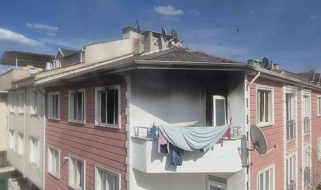 Bursa’da 3 katlı binada yangın: Zehirlenen yaşlı kadının durumu ağır
