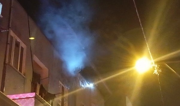Bursa’da apartmanın çatı katında yangın