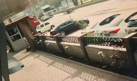 Bursa’da faciadan dönüldü: Tır otomobili metrelerce sürükledi