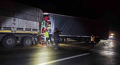 Bursa’da iki tırın çarpıştığı kazada 1 kişi hayatını kaybetti