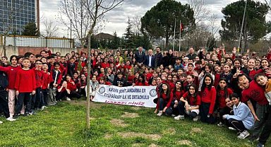 Bursa’da ilköğretim öğrencileri selvi fidanı diktiler