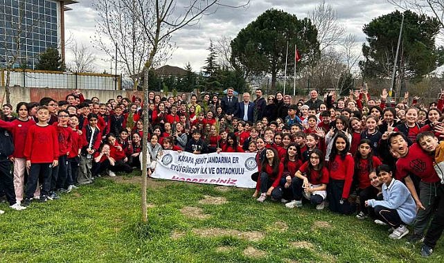 Bursa’da ilköğretim öğrencileri selvi fidanı diktiler