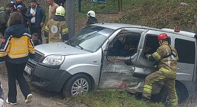 Bursa’da kamyonet ile hafif ticari araç çarpıştı: 4 yaralı