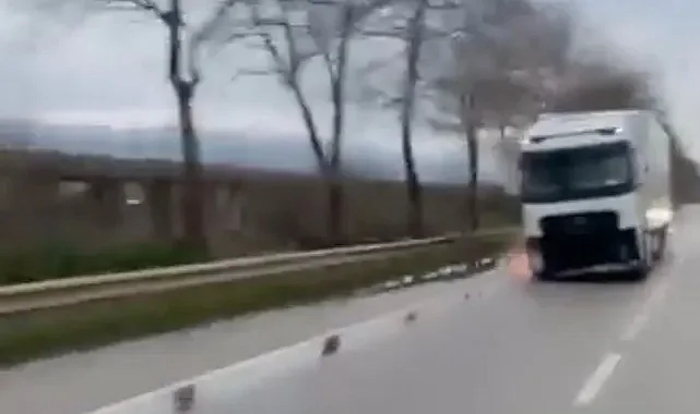 Bursa’da korku dolu anlar! Direği deviren TIR olay yerinden kaçtı
