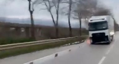 Bursa’da korku dolu anlar! Direği deviren TIR olay yerinden kaçtı