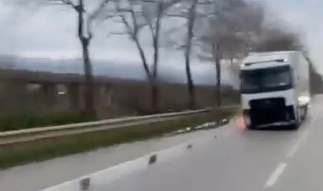 Bursa’da korku dolu anlar! Direği deviren TIR olay yerinden kaçtı