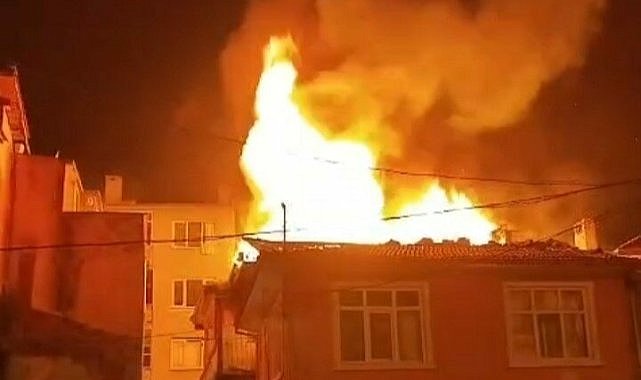 Bursa’da metruk bina alev alev yandı