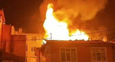 Bursa’da metruk bina alev alev yandı