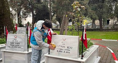 Bursa’da öğrencilerden şehit kabirlerine bayram temizliği