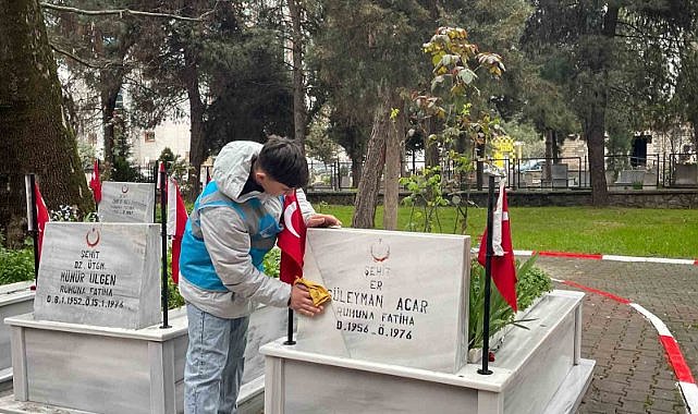 Bursa’da öğrencilerden şehit kabirlerine bayram temizliği