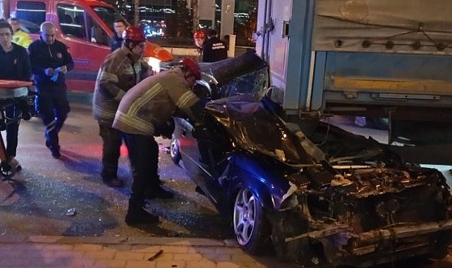 Bursa'da otomobil tırın altına girdi: Sürücü ağır yaralandı