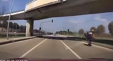 Bursa’da tehlikeli motosiklet şovu kameraya yansıdı
