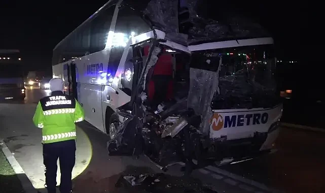 Bursa'dan yola çıkan tıra yolcu otobüsü çarptı! Yaralılar var