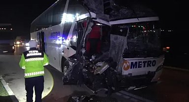 Bursa'dan yola çıkan tıra yolcu otobüsü çarptı! Yaralılar var