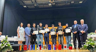 Bursalı öğrencilerden Çekya'da robotik başarısı