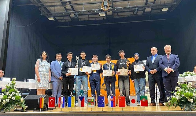 Bursalı öğrencilerden Çekya'da robotik başarısı