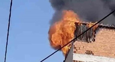 Çatı katı alevlere teslim oldu