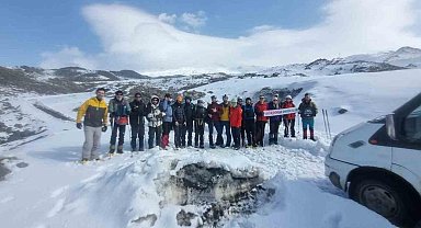 Dağcılardan Ağrı Dağı zirvesine tırmanış!