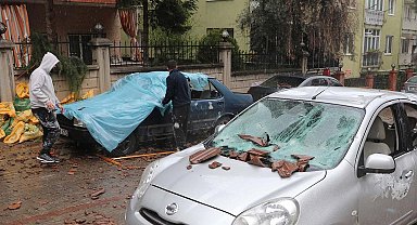 Denizli'de kuvvetli rüzgar; ağaçlar devrildi, çatılar uçtu