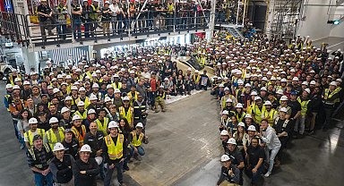 Direksiyonsuz ilk Tesla Cybercab banttan indi! Elon Musk'tan ekibe tebrik